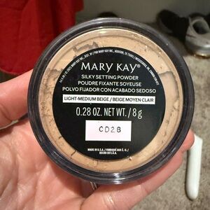 Mary Kay Silky Setting Powder - Light-Medium Beige